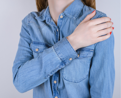 ألم الكتف الأيسر عند النساء: الأعراض والأسباب والوقاية والعلاج